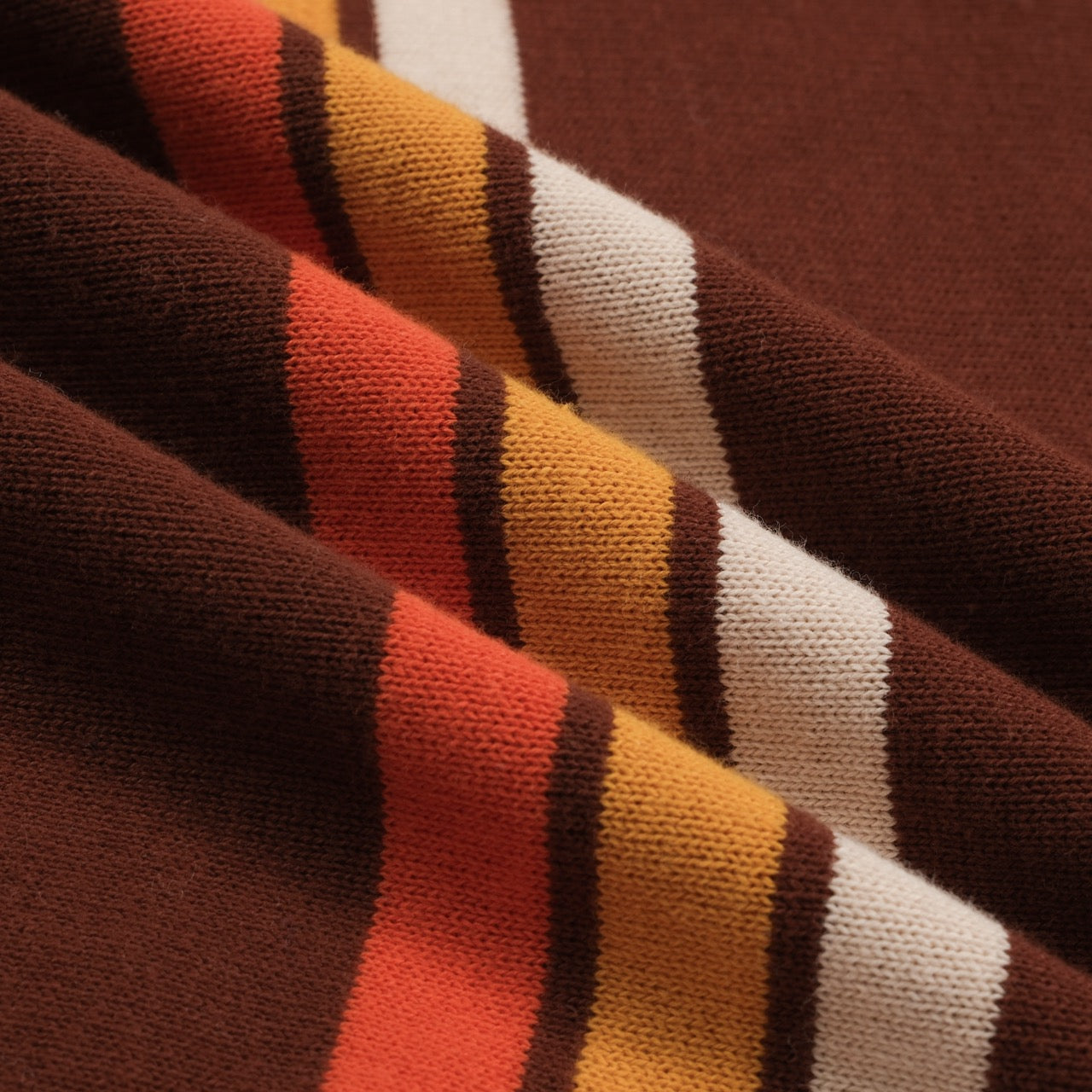 Polo Tricoté Retro Marron pour Homme des Années 70 – Col V Rayé Couleur Coucher de Soleil