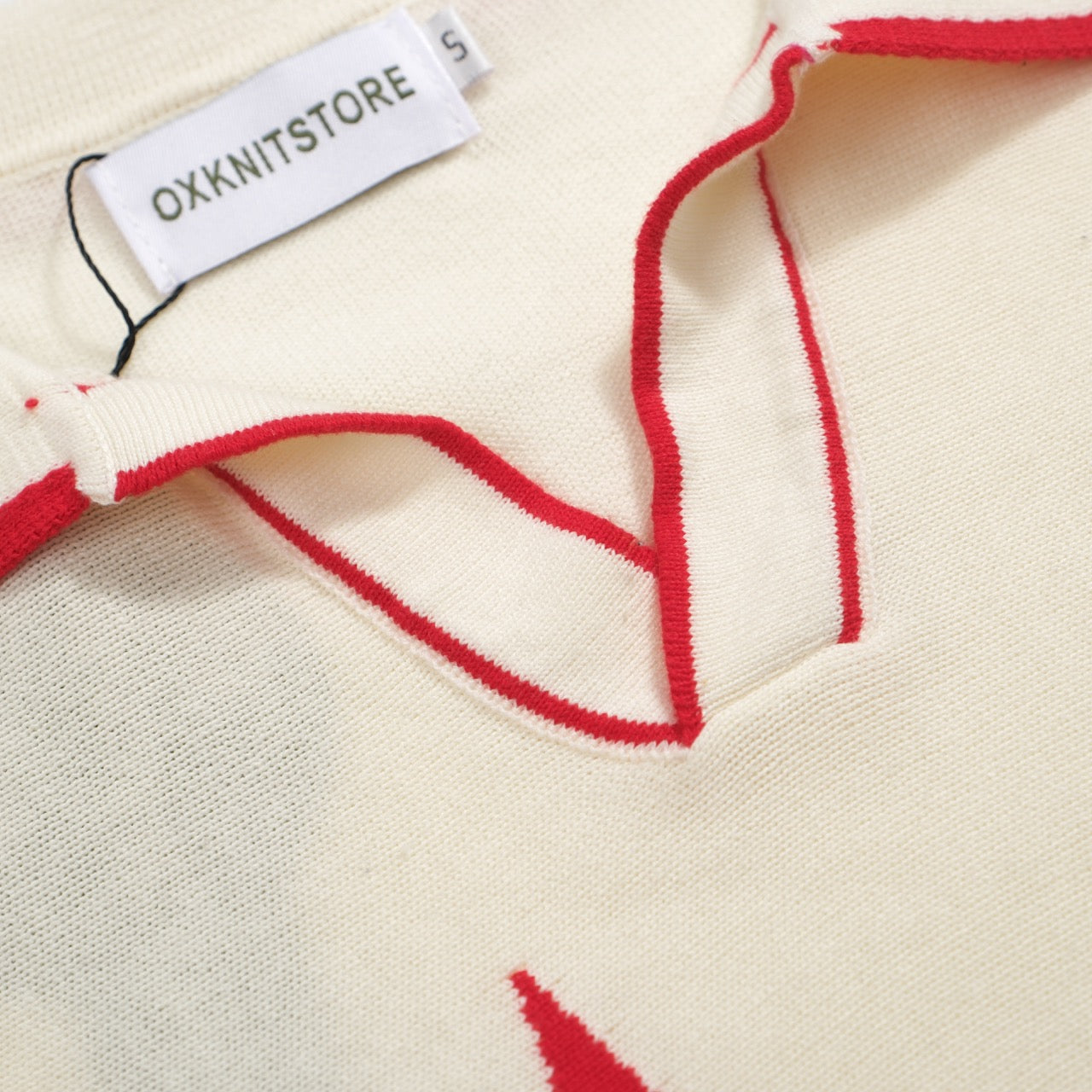 Polo en Tricot Vintage pour Hommes des Années 1970 – Crème Rétro avec Graphique Flèche Rouge, Noire & Bleue