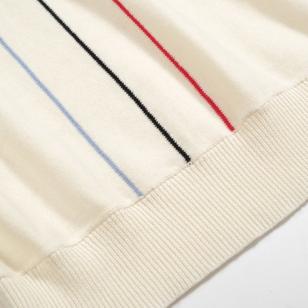 Polo en Tricot Vintage pour Hommes des Années 1970 – Crème Rétro avec Graphique Flèche Rouge, Noire & Bleue