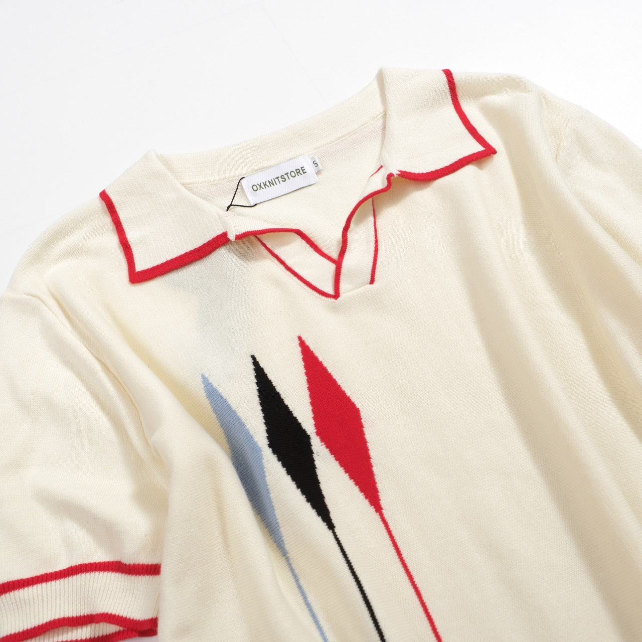Polo en Tricot Vintage pour Hommes des Années 1970 – Crème Rétro avec Graphique Flèche Rouge, Noire & Bleue